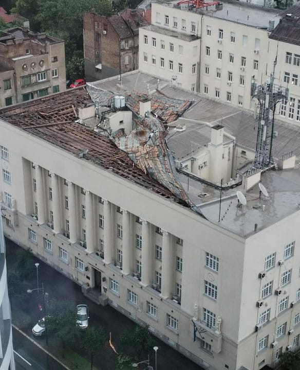 ReLife Global | Фото: ураган сорвал крышу со здания МВД Сербии